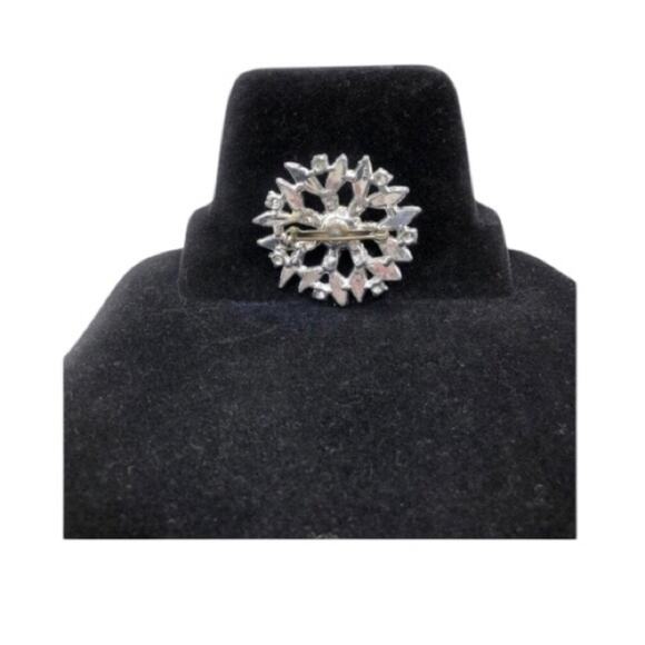 Brooch Vintage Mid Century Silver Tone Flower Snow Flake Center Rhinestone Pin - Picture 5 of 8
